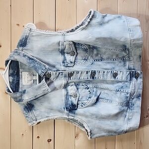 Torrid Denim Vest women's  in Coldwater, Acid Wash Sleeveless Cut-off size 1